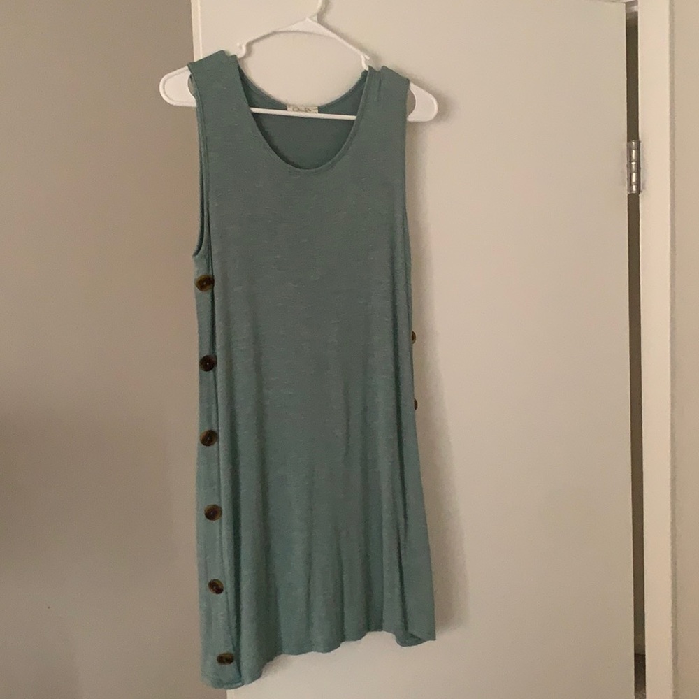 Super super comfy dress. Almost sweater material but thin!